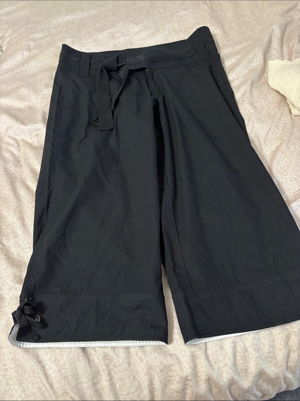 Powder Room Black Tie-Waist Culotte Capris